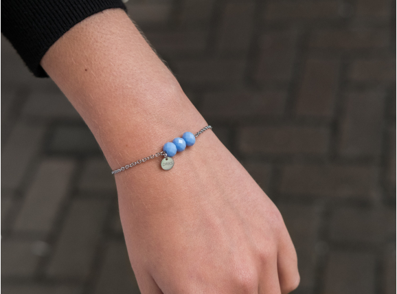 Charming armband blauw kraaltjes om pols