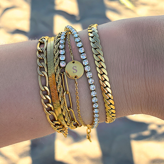trendy armbanden met chains om pols goudkleurig