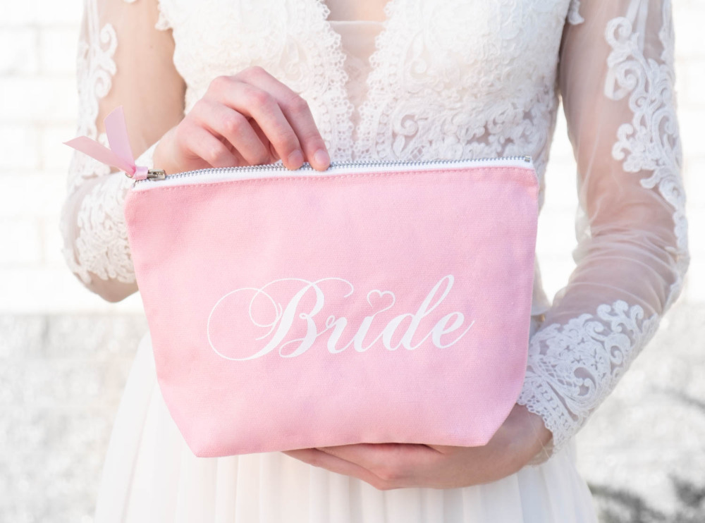 bruid met roze bride toilettas