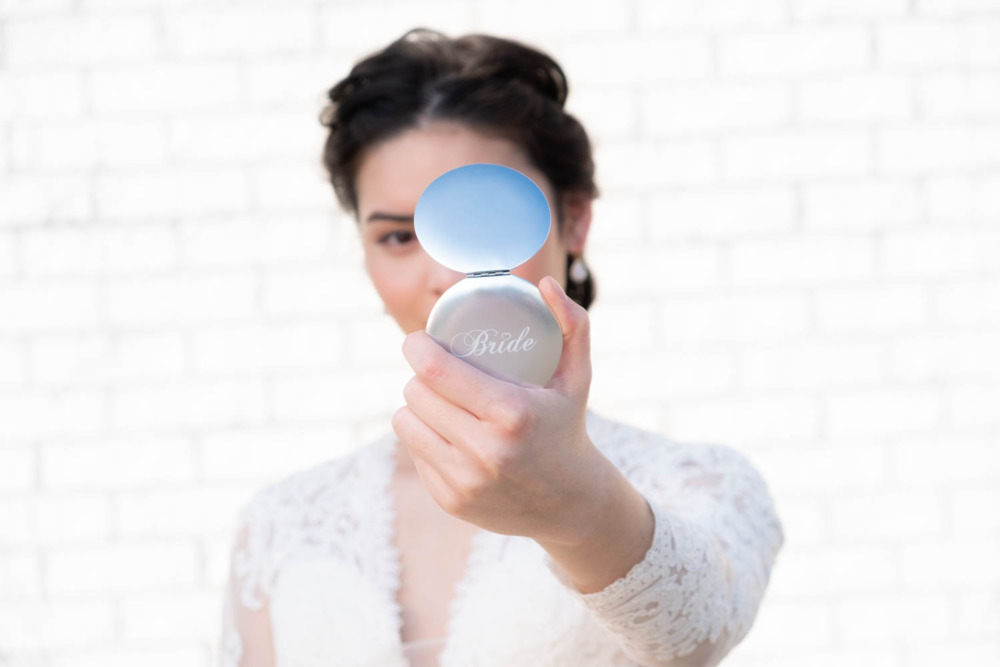 bruid met zilver bride spiegeltje in haar hand