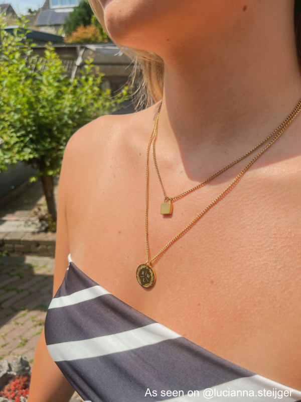 Influencer met initialen ketting