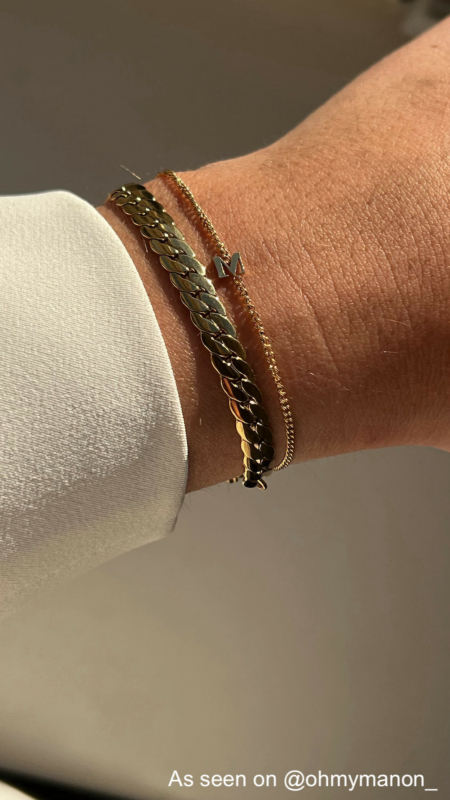 Influencer draagt gouden armbanden