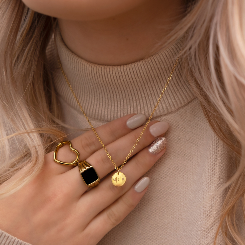 Model draagt gouden chunky ringen