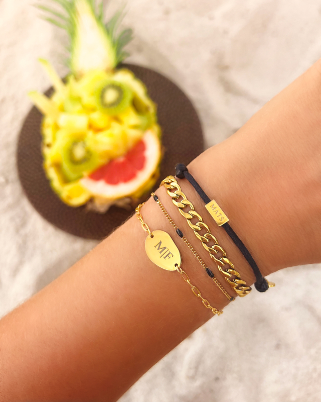 4 gouden armbandjes in een armparty