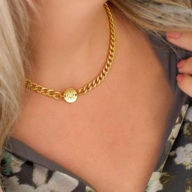 Gouden ketting met 4 letters en blond haar