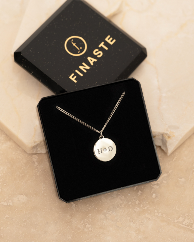 Graveerbare ketting zilver met 2 initials in Finaste sieradendoosje