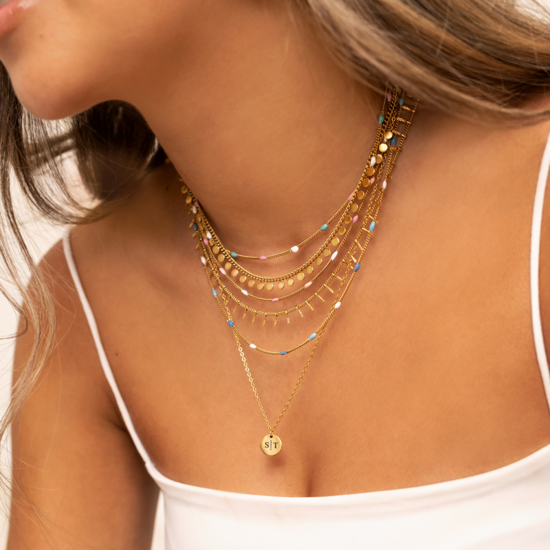 Model die gouden kettingen draagt mix met little coins ketting 