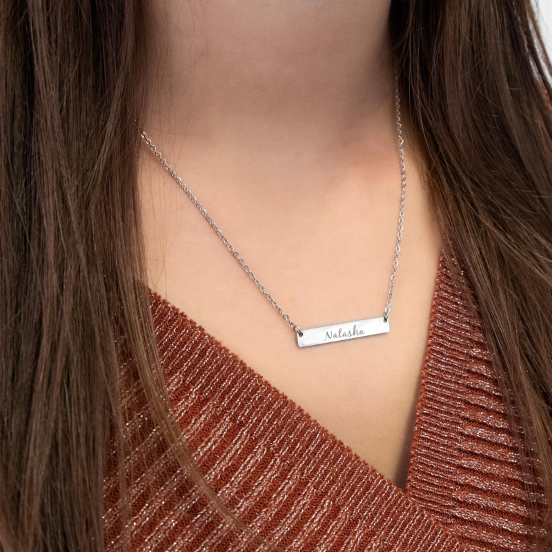 Vrouw draagt bar ketting met sierletters om de hals voor een party look