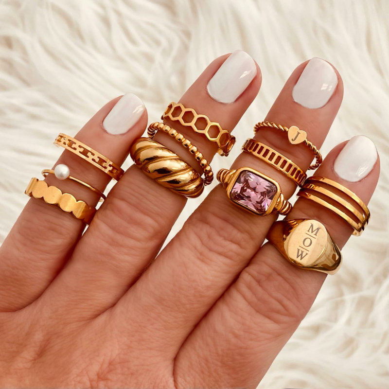 Leuke mix van de gouden trendy ringen om handen