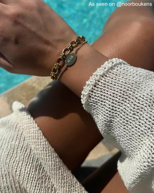 Influencer draagt gouden armband