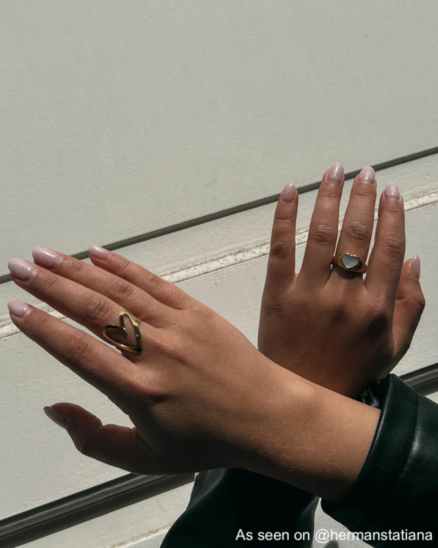 Influencer draagt heart ring 