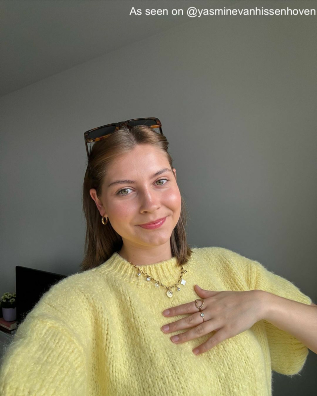 Influencer draagt bedelketting