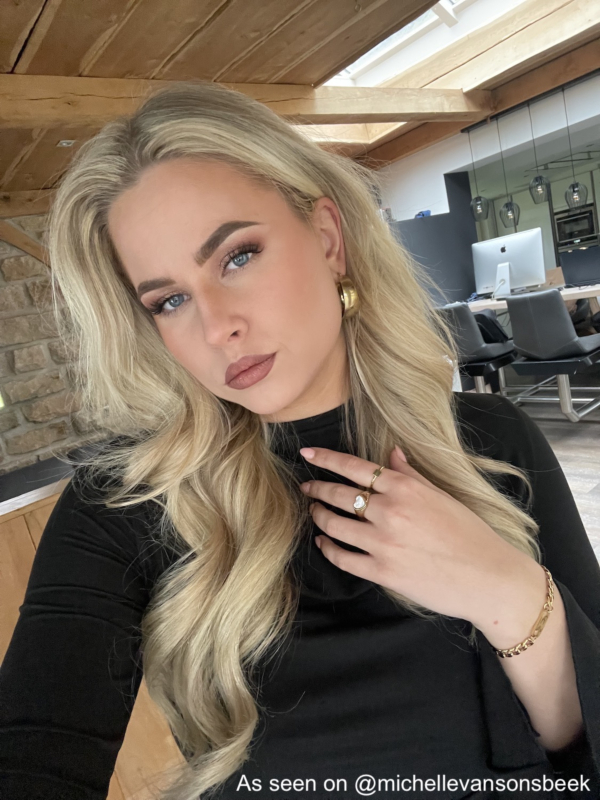 Influencer draagt ring met hartje