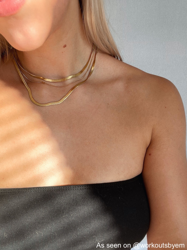 Influencer draagt choker ketting finaste