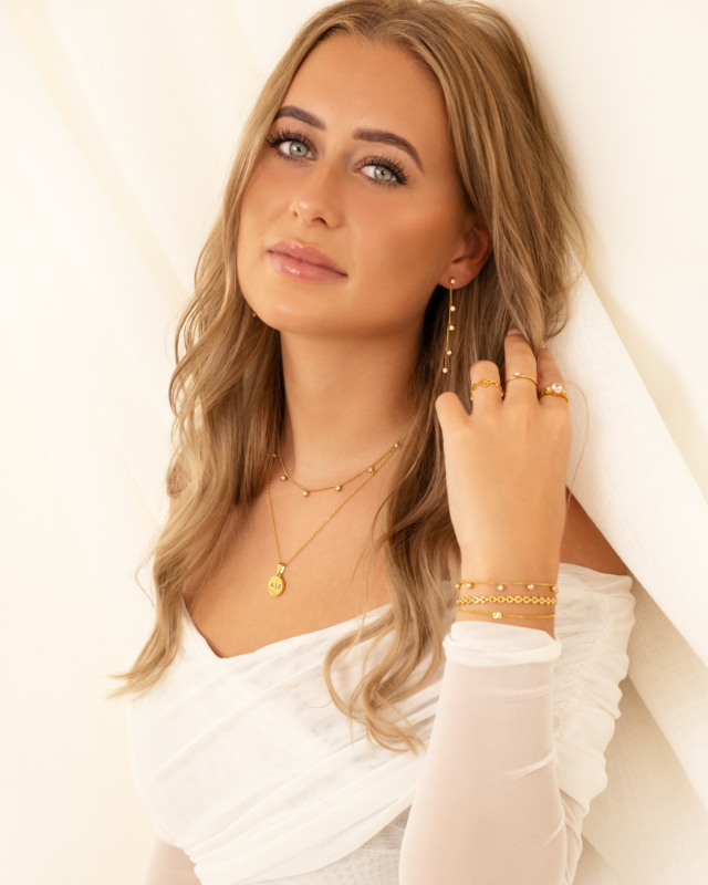 model draagt gouden ringen look