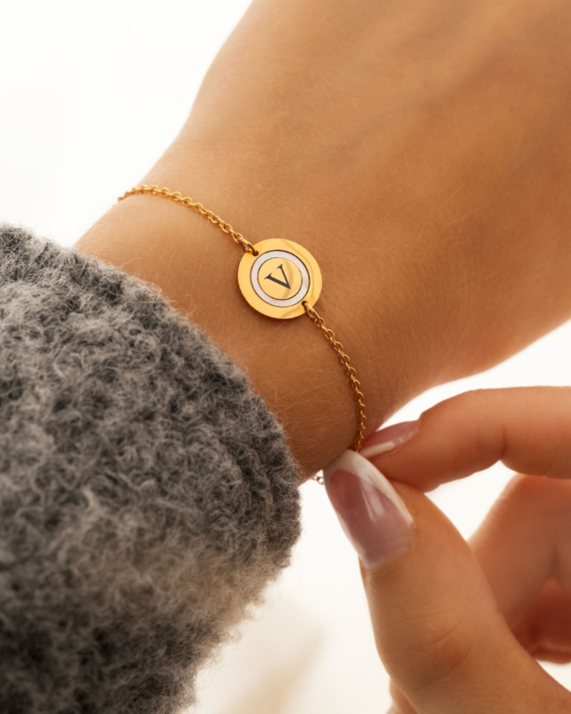 Initial armband luxury bij model