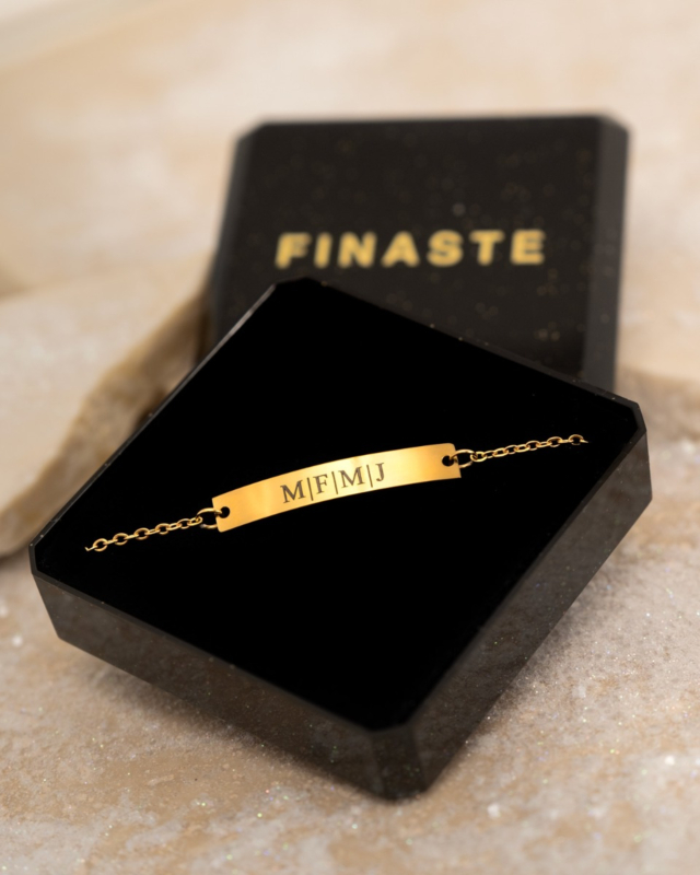 Gouden bar armband met letters in sieradendoosje