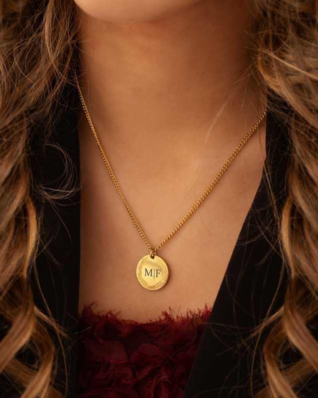 Gouden coin ketting met 2 letters bij model