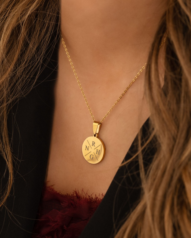 Gouden initial ketting met 4 letters bij model