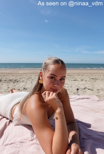 Influencer met gouden zeester oorbellen