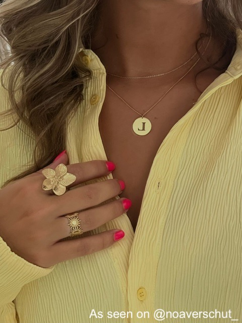 Influencer met gouden sieraden