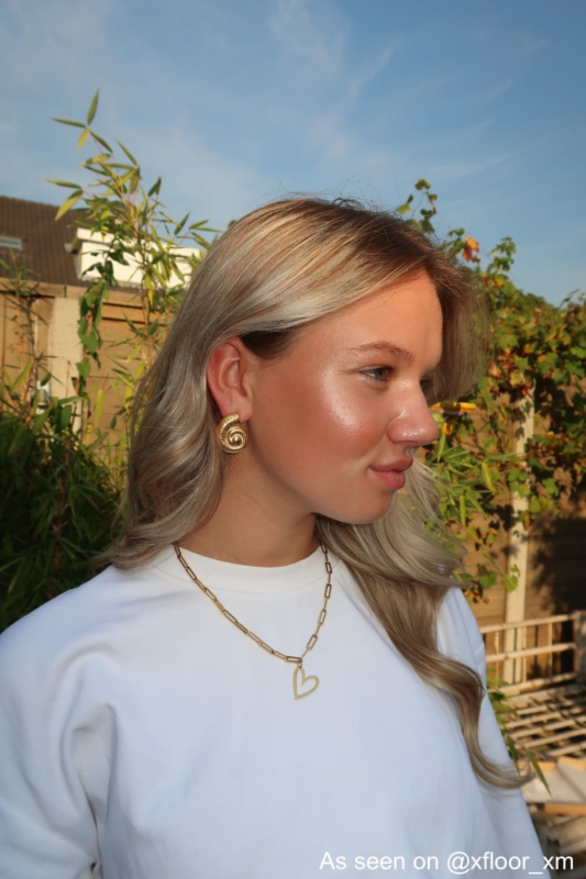 Influencer met gouden sieraden mix