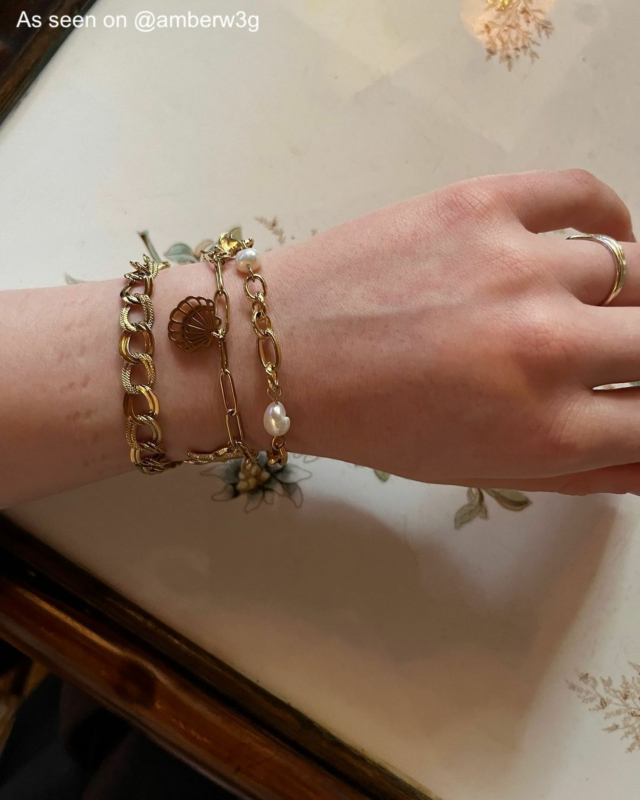 Influencer met gouden armparty