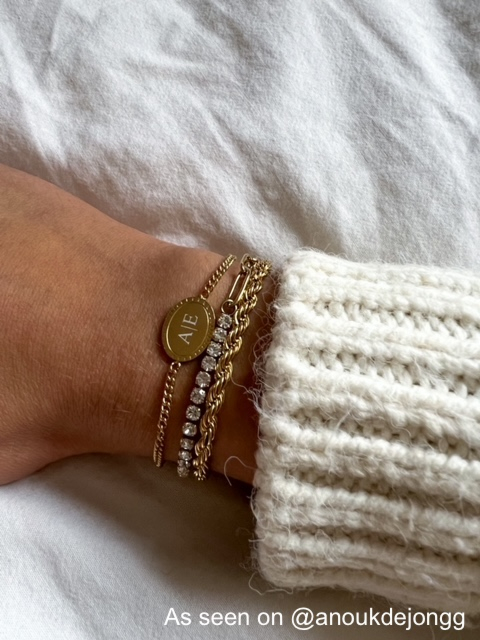 Influencer draagt gouden armbanden van finaste