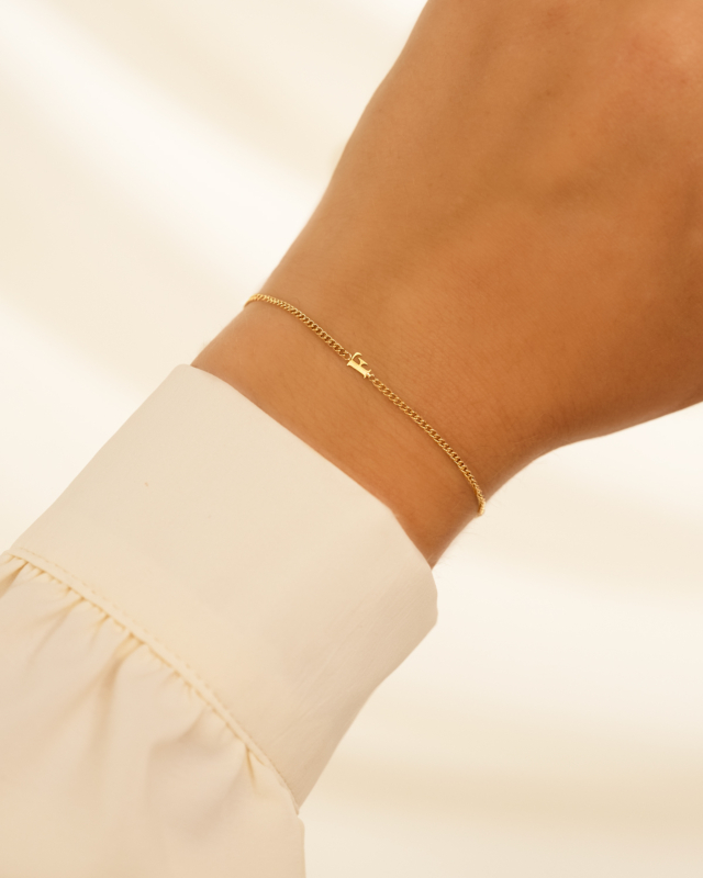 Gouden initial armband met mini letter