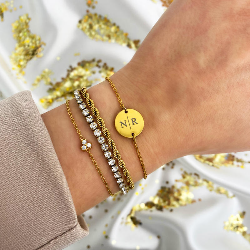 Gouden armparty om pols