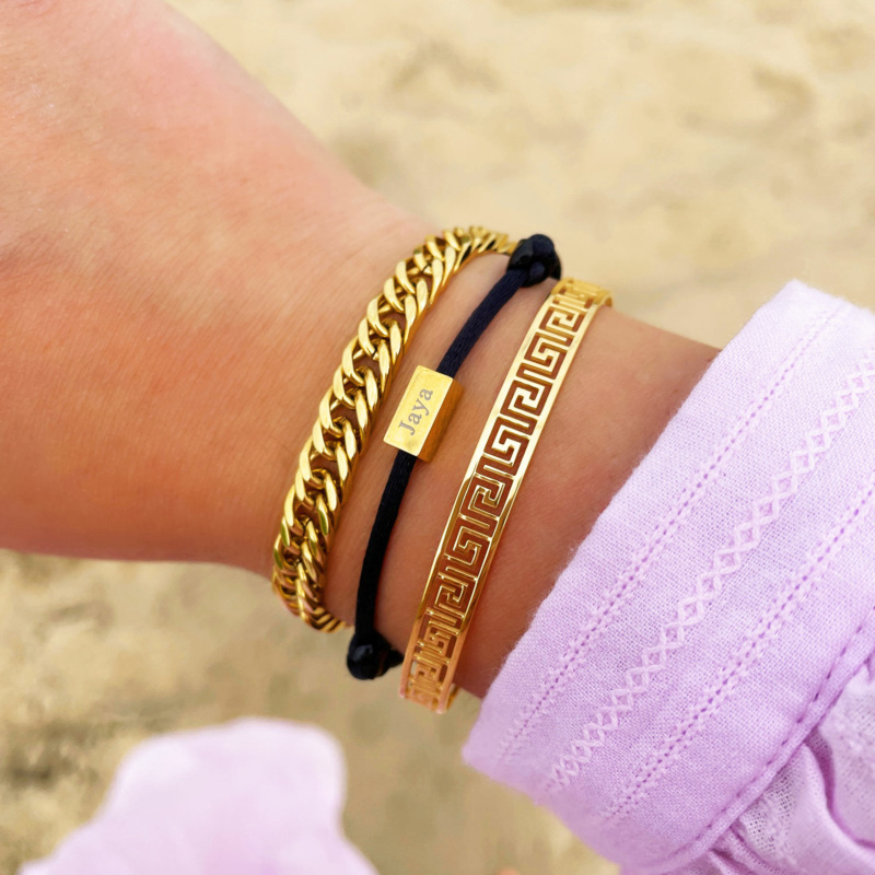 gouden armparty met gravering