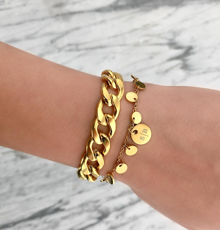 Trendy mix van armbanden om de pols voor een complete look