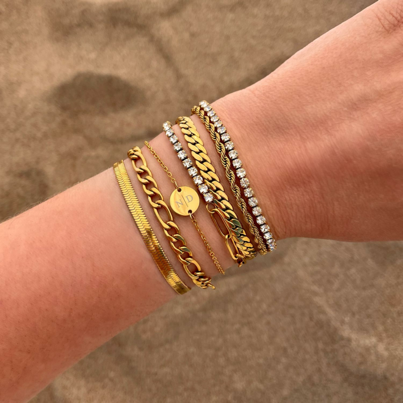 mix van trendy gouden armbanden om pols