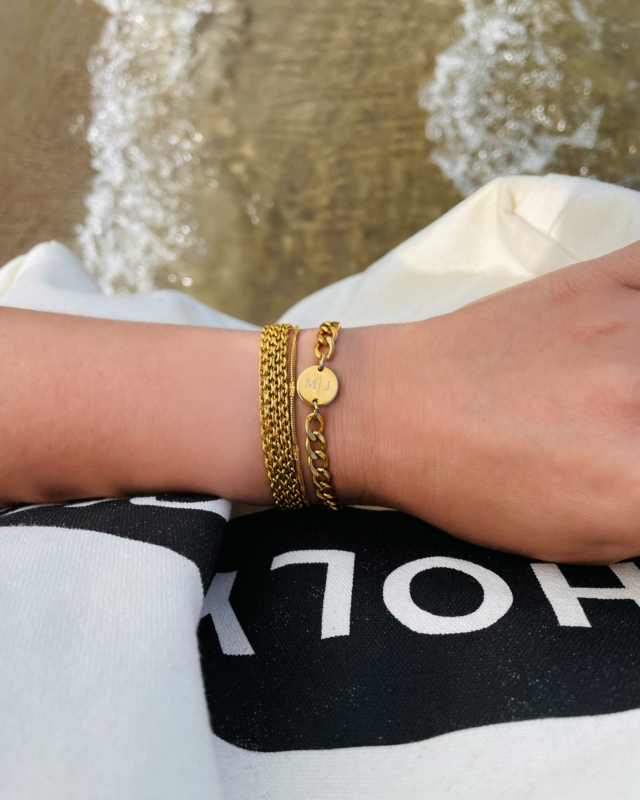 gouden armparty look om pols