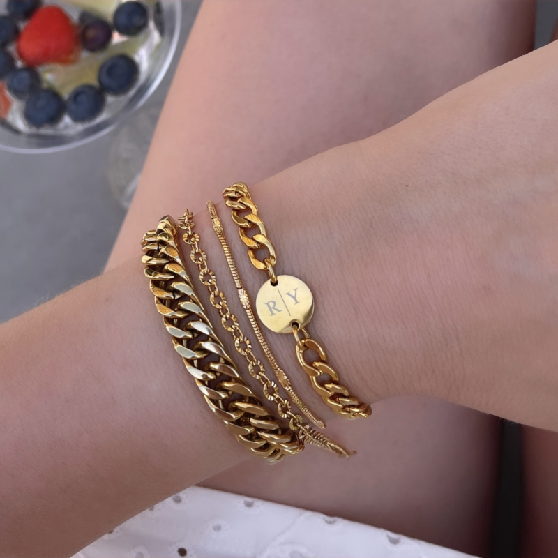 Mooie gouden sieraden armbanden om de pols