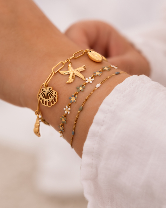 Trendy armparty met bloemetjes en zeesterren