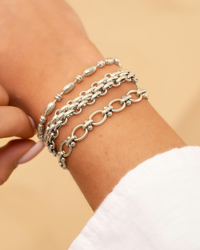 Mix van chain armbanden in de kleur zilver