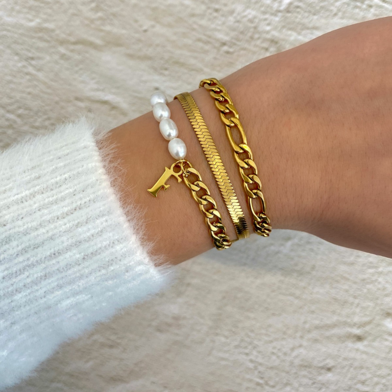 Gouden armbanden combinatie met parels en initials