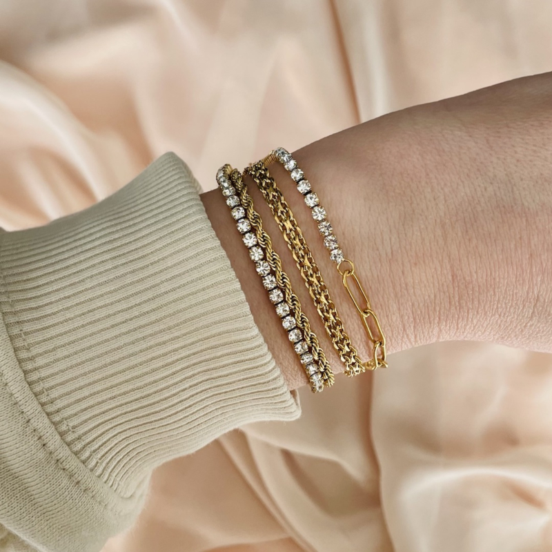 Mooie armparty mix van gouden armbanden om de pols van het model