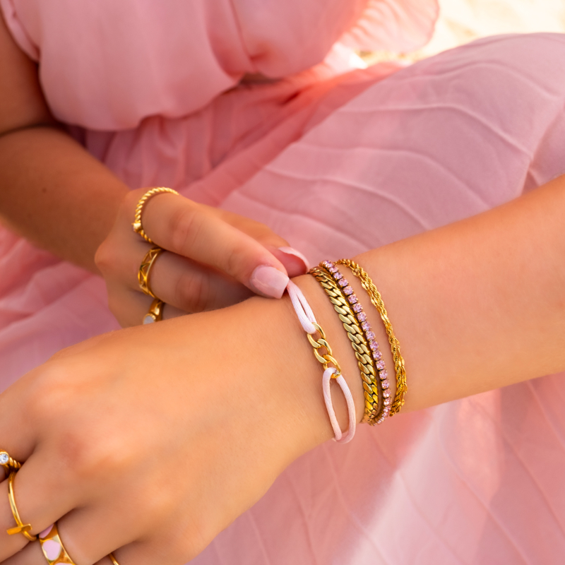 Vrouw draagt armparty met gouden armbanden om pols