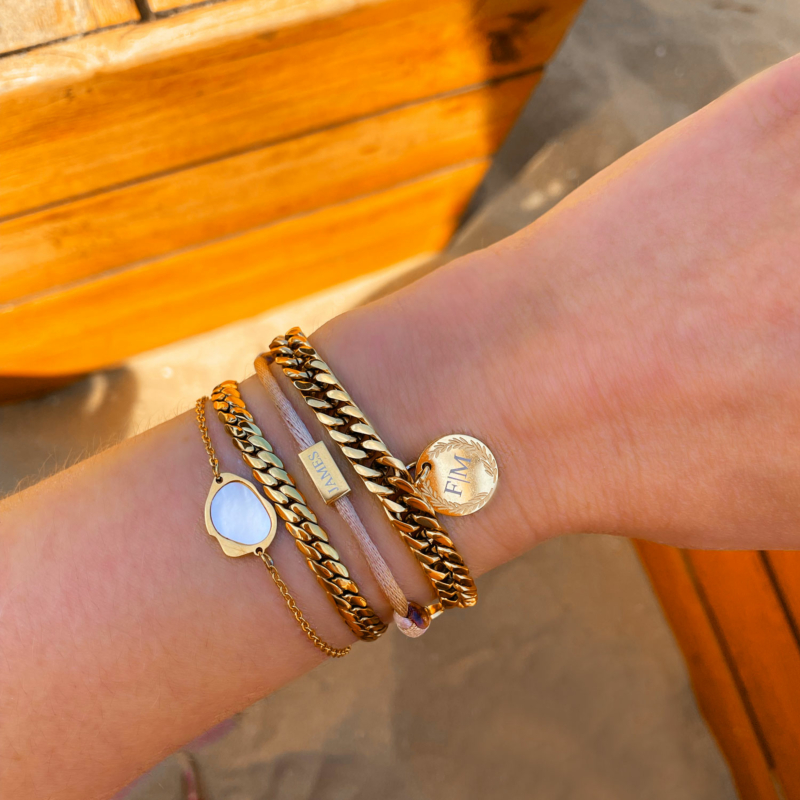 gouden look met armbanden