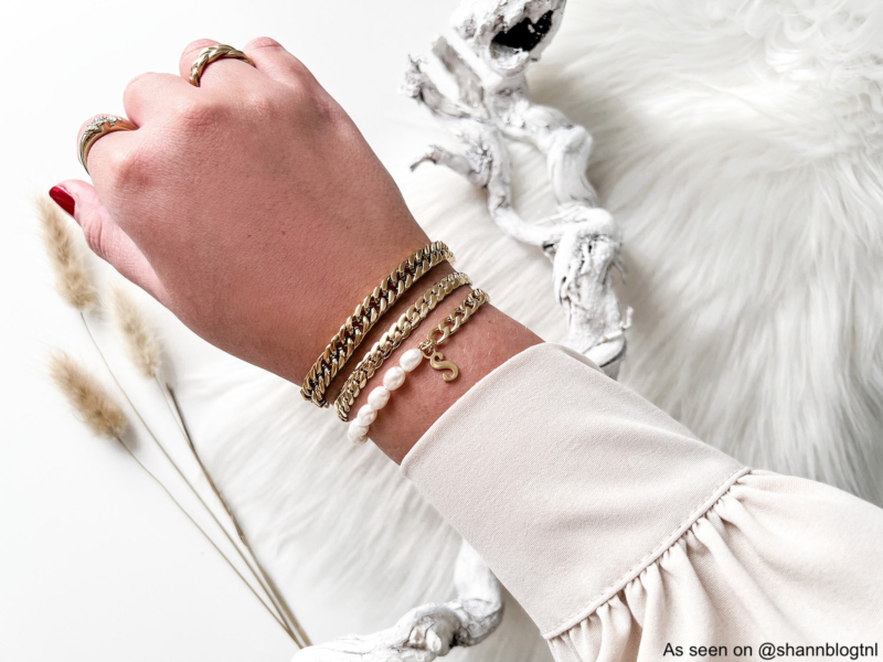 Influencer draagt gouden chain armbanden