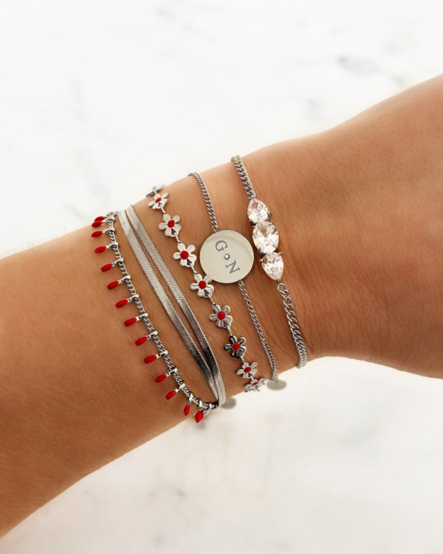 Zilveren armparty met rode details