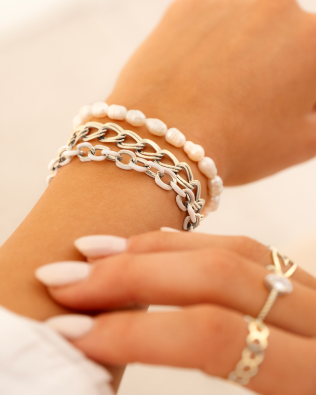 Armparty met drie armbanden met chains