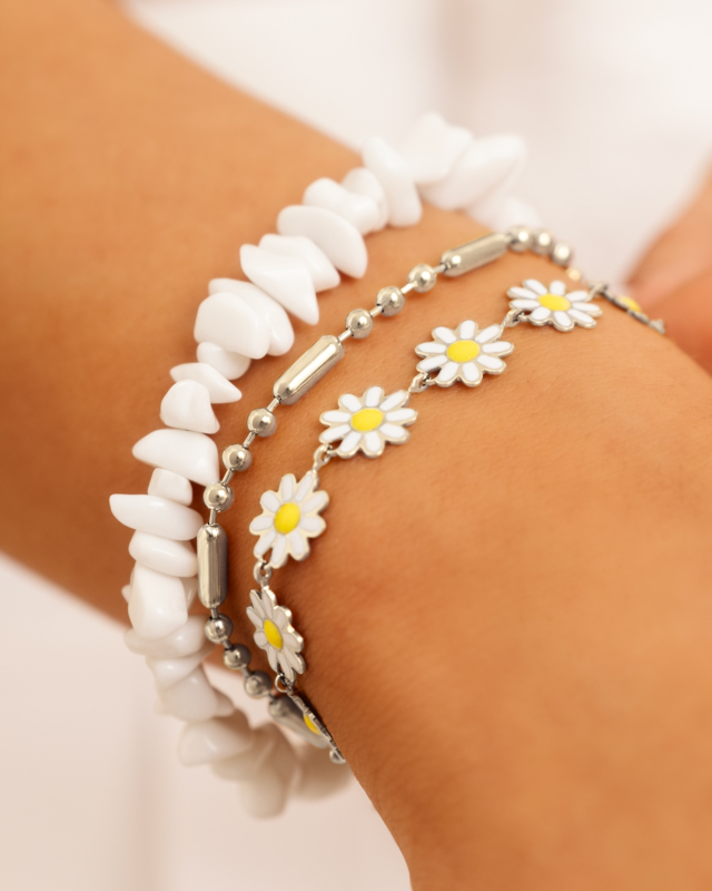 Zilveren armparty met witte details