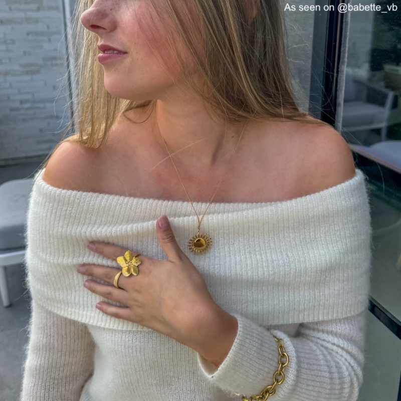 Influencer draagt gouden sieraden 