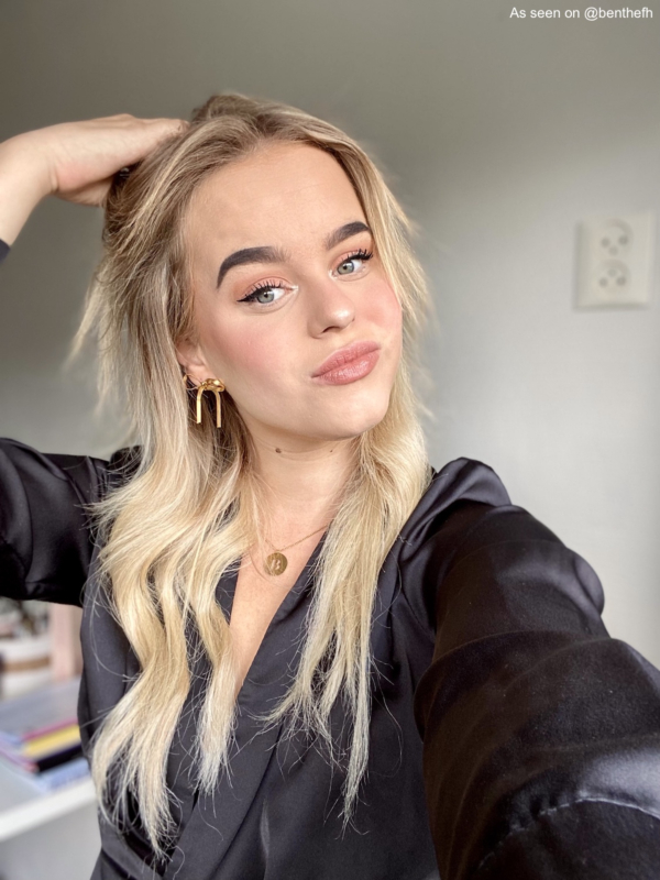 Influencer draagt Finaste gouden bow oorbellen