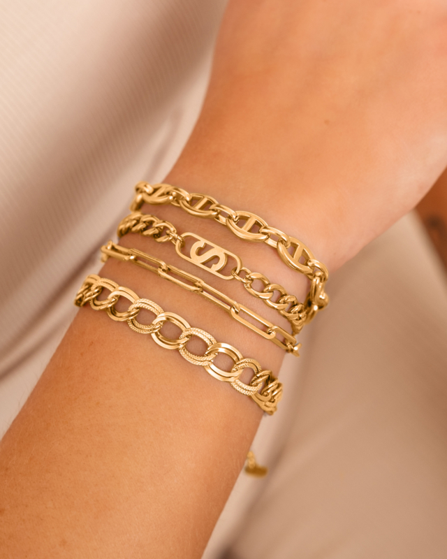 Gouden chain armparty bij model