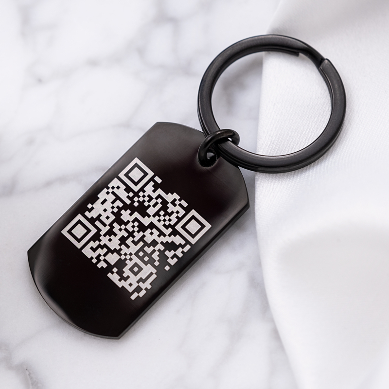 Zwarte qr code sleutelhanger met geheime boodschap