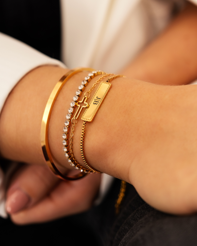 Gouden armparty bij model